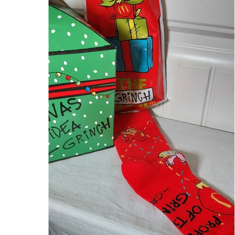 McDonalds The Grinch Adult Meal Box & Socks Unisex One Size Green Red 2024